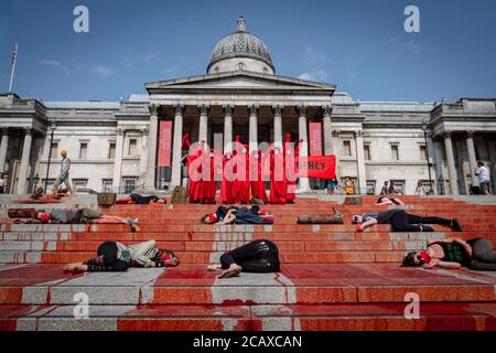 London, Großbritannien, 09 2020. Aug: Extinction Rebellion-Aktivisten decken `gefälschtes Blut über die Treppe des trafalgar Square zum Internationalen Tag der Welt Stockfoto